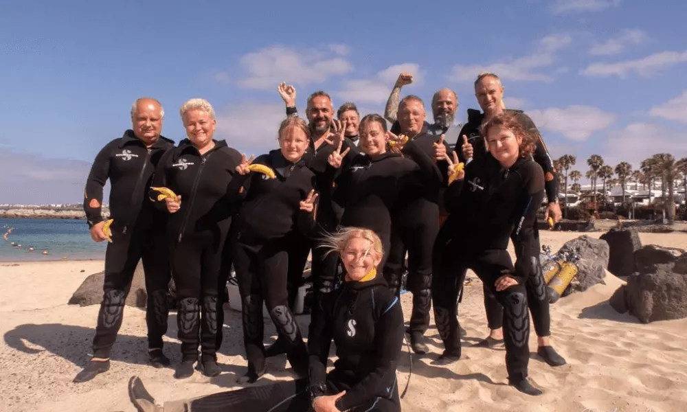 Lanzarote grupa nurkow na plaży playa flamingo ze szkoły bonito diving